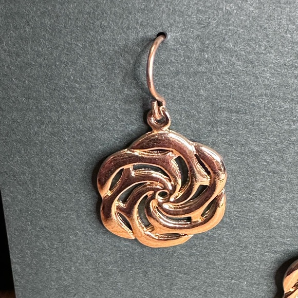 Lovell Designs - Gold Sea Rose Drop Earrings, gold plated, NWT - Picture 5 of 6